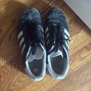 Black / White Addidas Gazelle